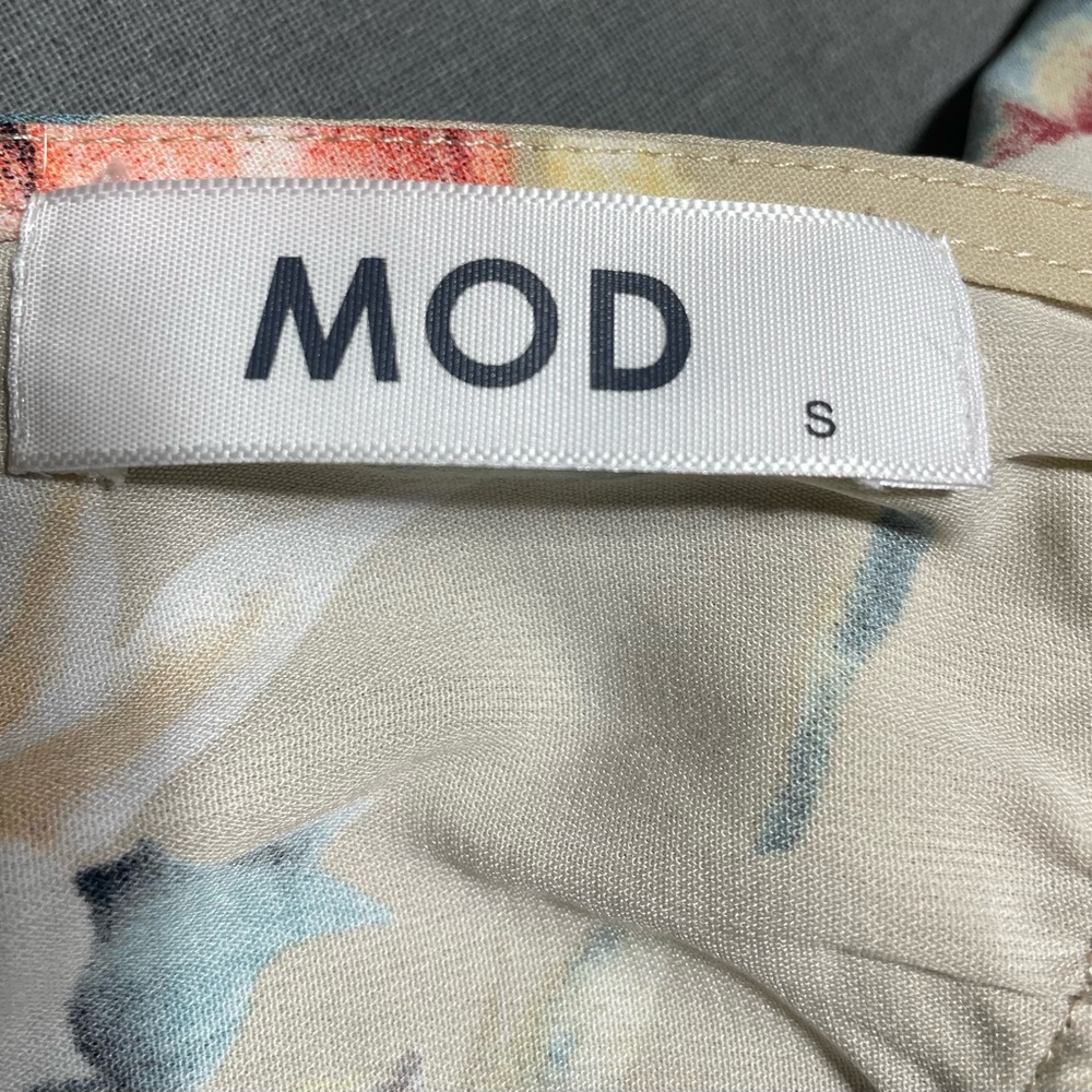 #0114 MOD Floral Crossover V-neck Sleeveless Romper w/ Back Tie-S - Picture 3 of 5